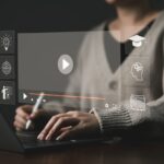 Eine Person nutzt eine E-Learning Plattform auf dem Laptop mit virtuellen Symbolen für digitale Weiterbildung. E-Learning Anbieter ermöglichen flexibles Lernen.