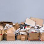 Alte Kartons und Papiermuell vor Hauswand – typischer Vorher-Zustand bei Entruempelung Neuss